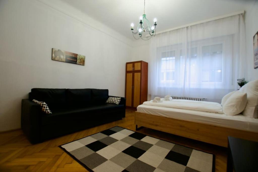 Standard By Hi5- Aranykez Budapešť