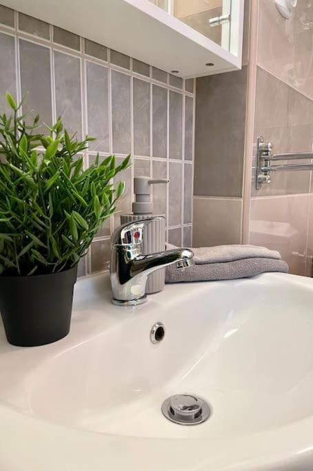 Standard By Hi5- Aranykez Apartmán
